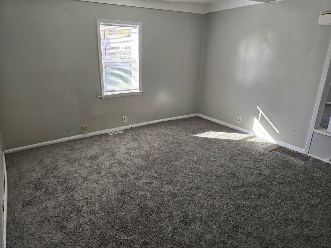 1521 & 1521 1/2 E Kirby Ave (AARC Management, LLC) - Photo 5 of 22