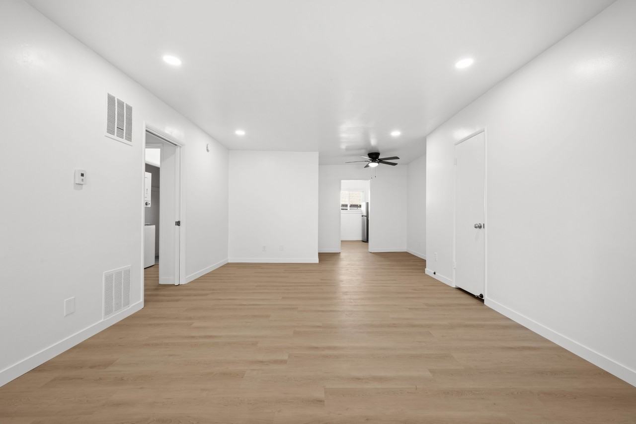 121 SOUTH CHESTER AVE. (689) - Photo 3 of 11