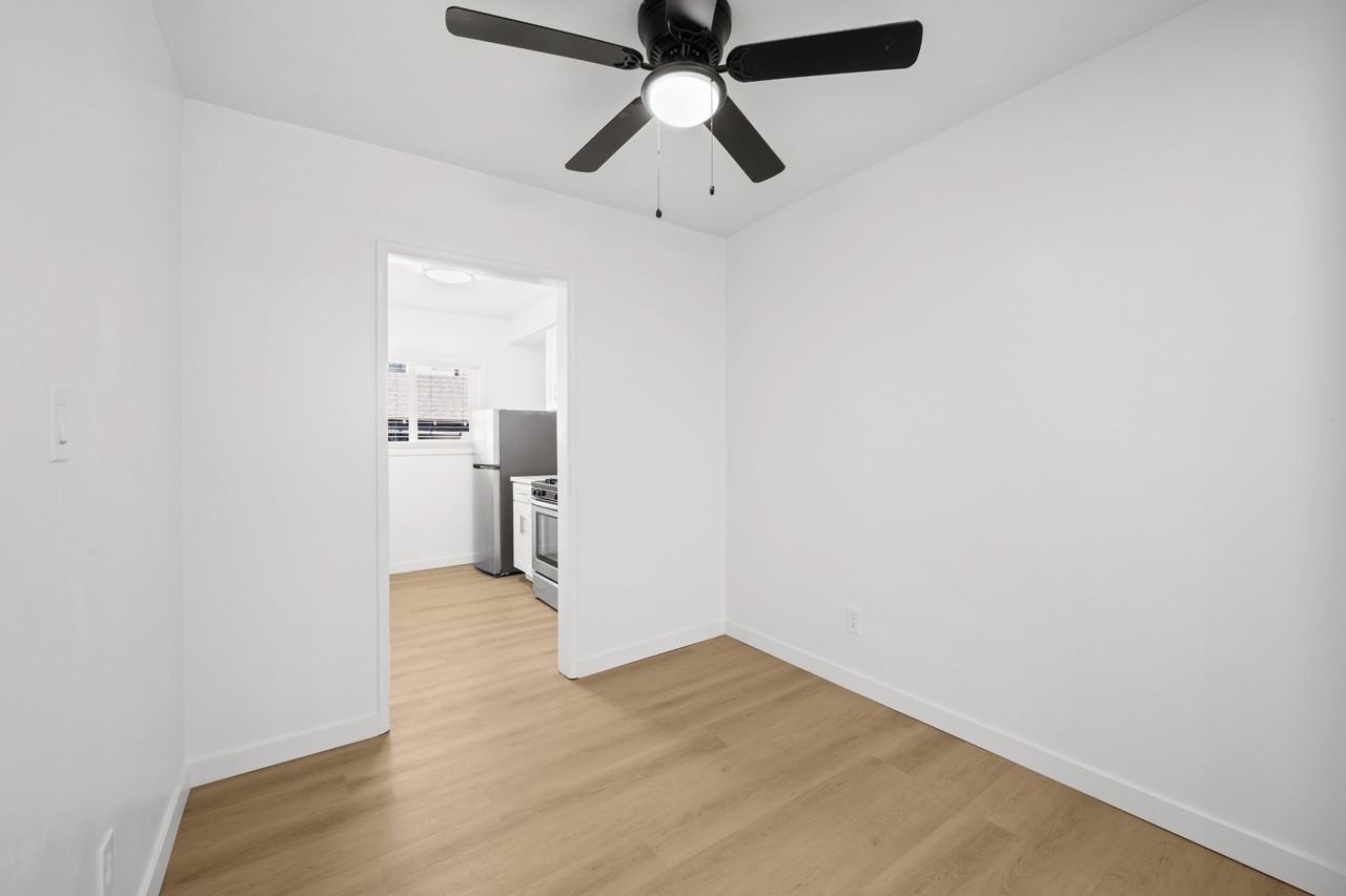 121 SOUTH CHESTER AVE. (689) - Photo 4 of 11