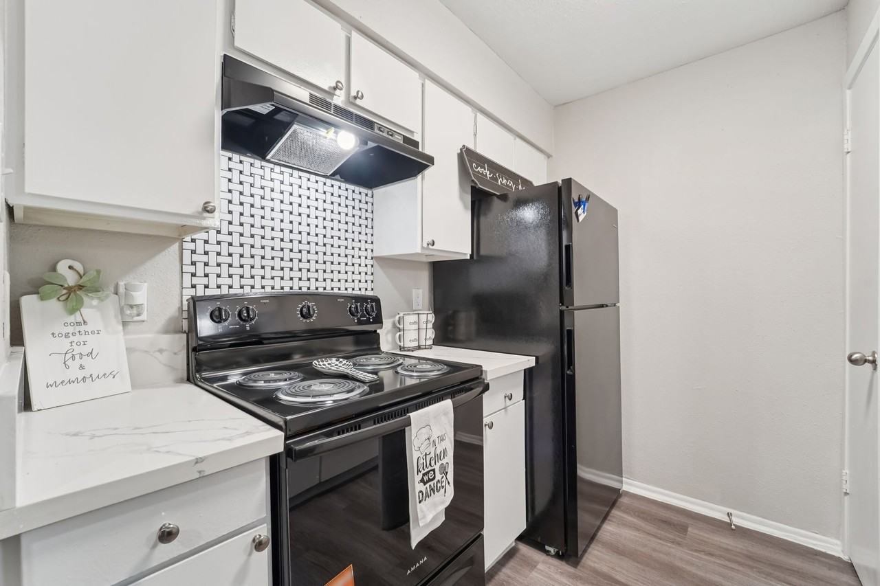 Windsor Manor - Photo 3 of 32