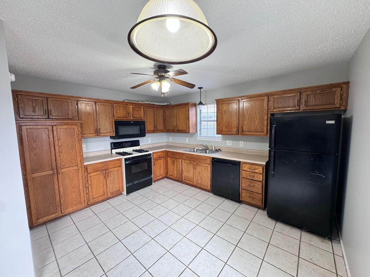 907 Coventry Ct - Photo 2 of 17