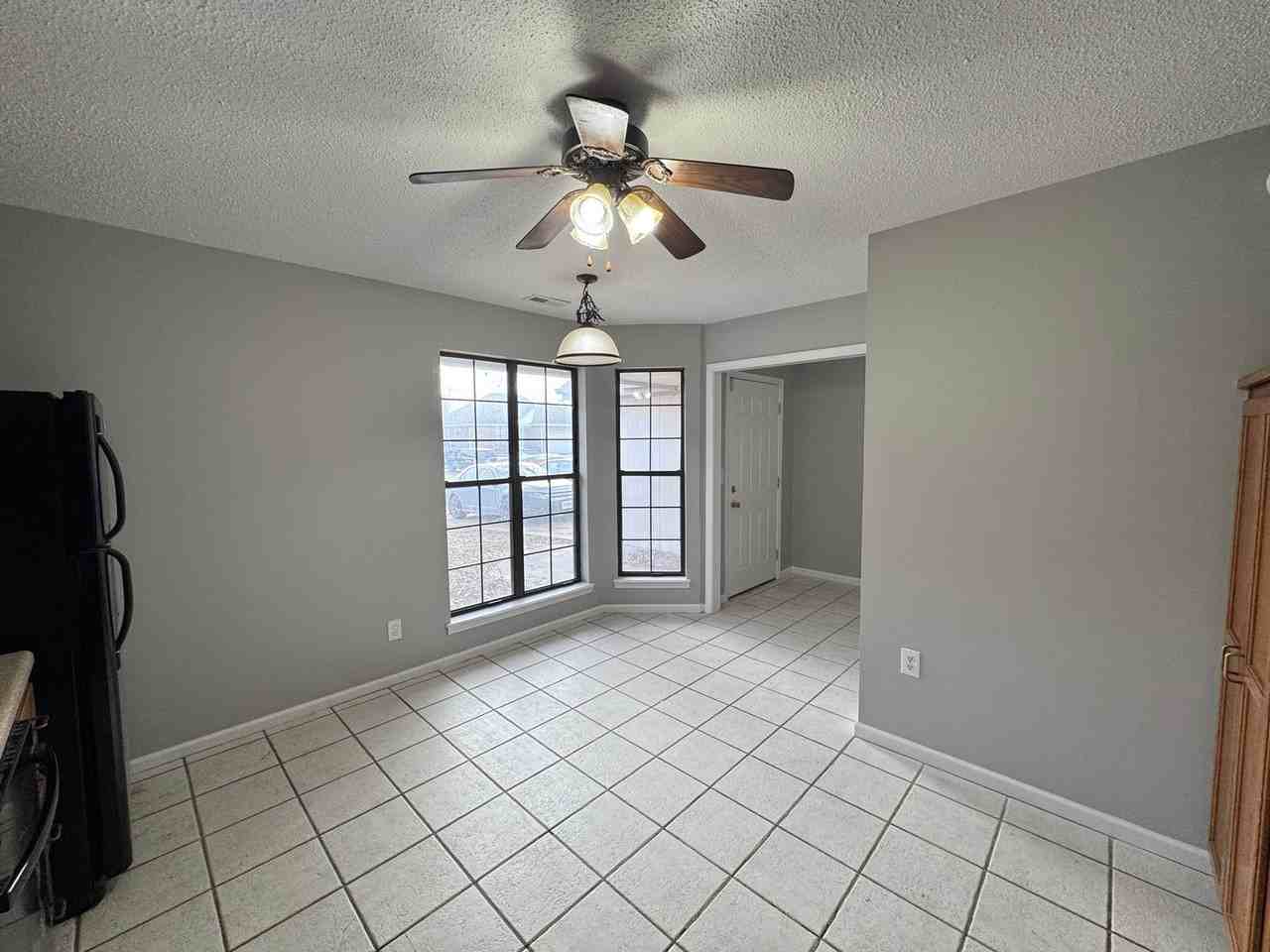 907 Coventry Ct - Photo 3 of 17