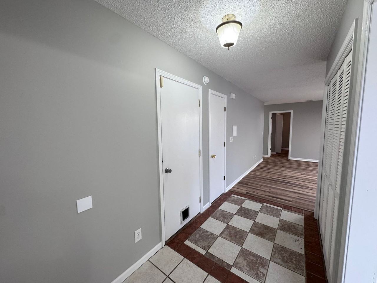 907 Coventry Ct - Photo 5 of 17