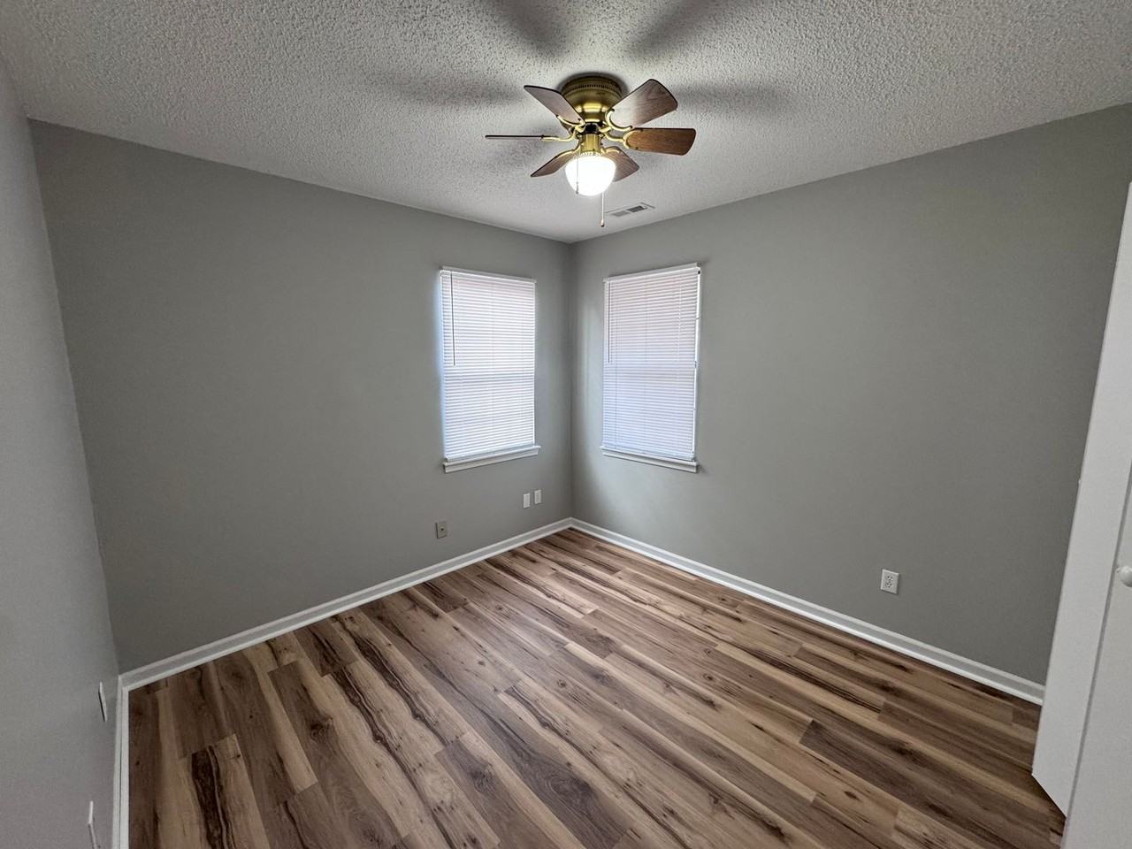 907 Coventry Ct - Photo 6 of 17