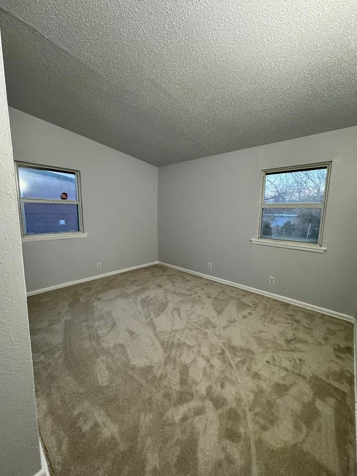 628 E 52nd Pl N - Photo 3 of 4