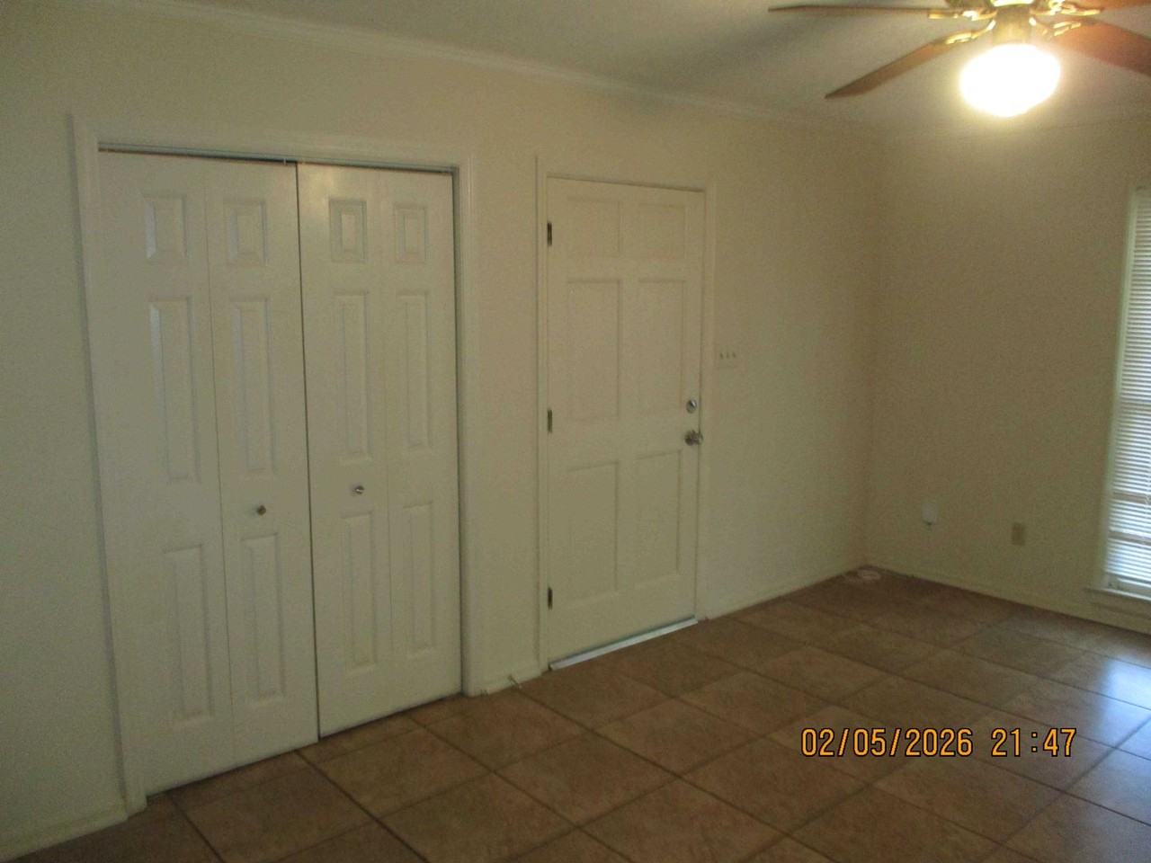 1610 Whisperwood St Apt B - Photo 4 of 8
