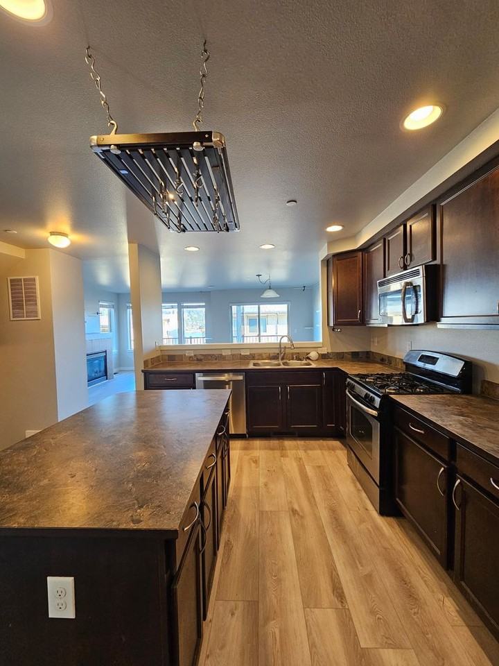 2556 Waterside Ln - Photo 4 of 20