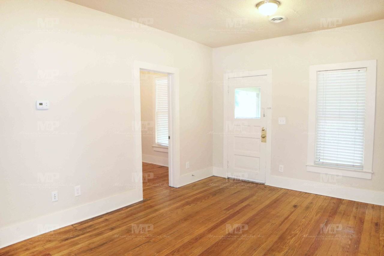 326 W Laurel St - Photo 2 of 12