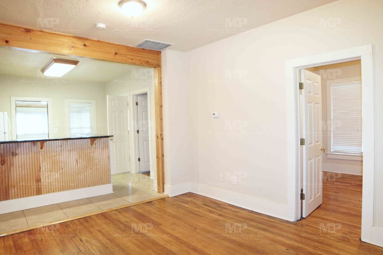 326 W Laurel St - Photo 3 of 12