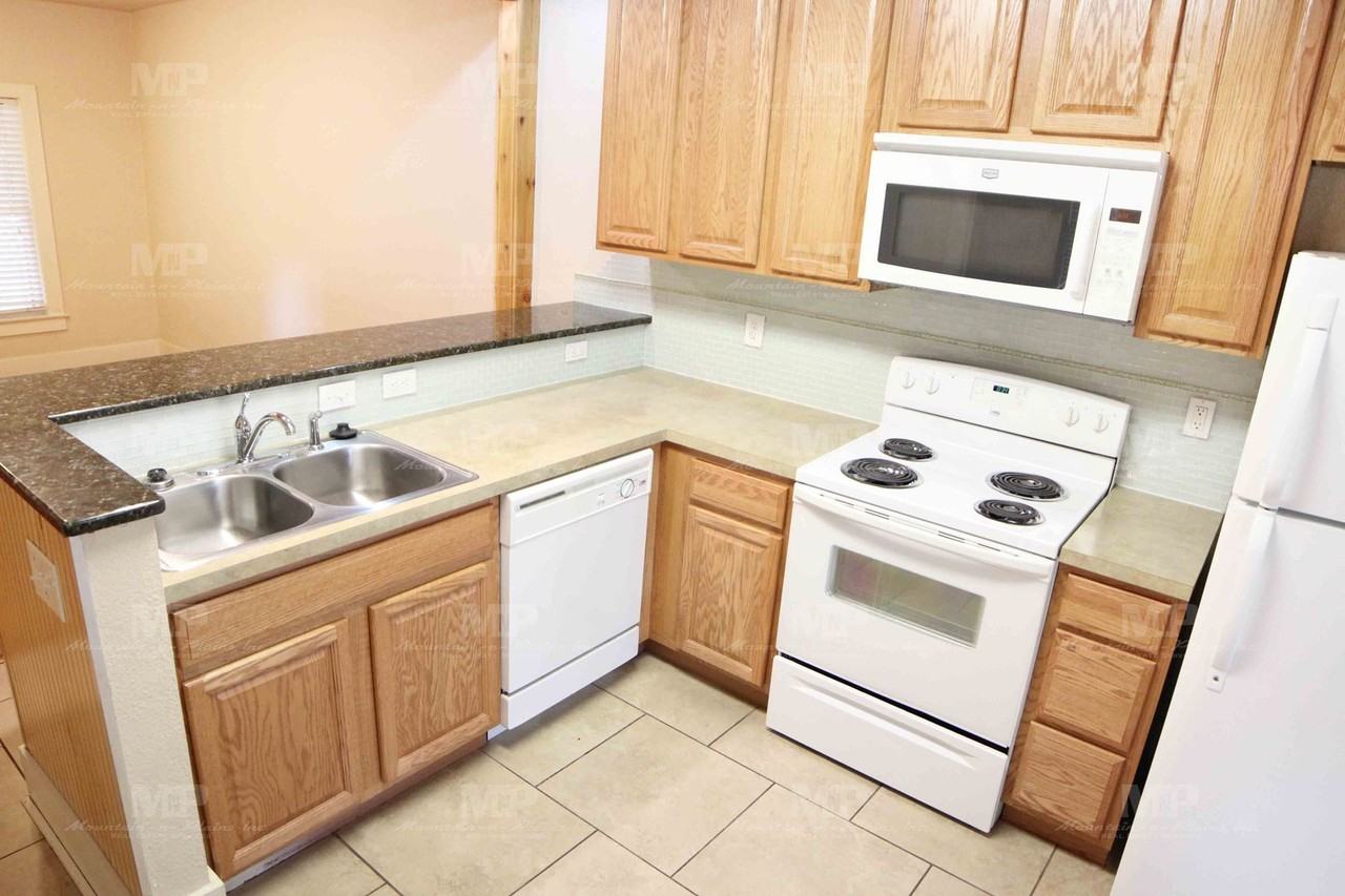 326 W Laurel St - Photo 4 of 12