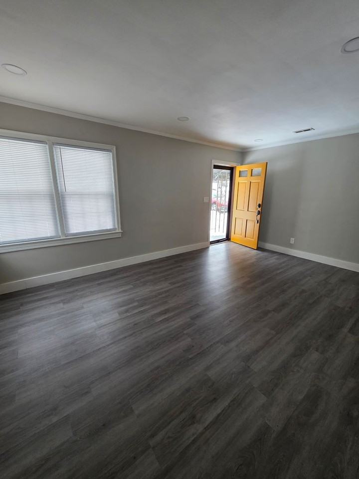 2302 Dallas Ave - Photo 2 of 10