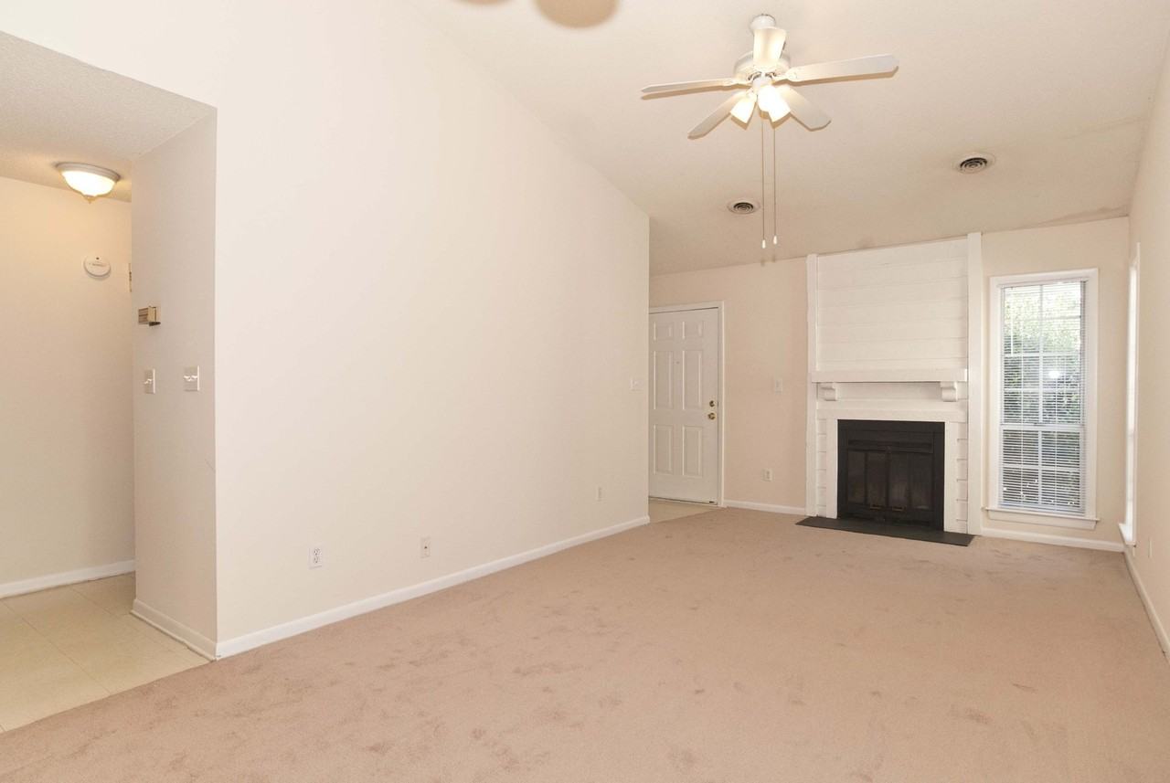 721 Varsity Dr - Photo 2 of 8