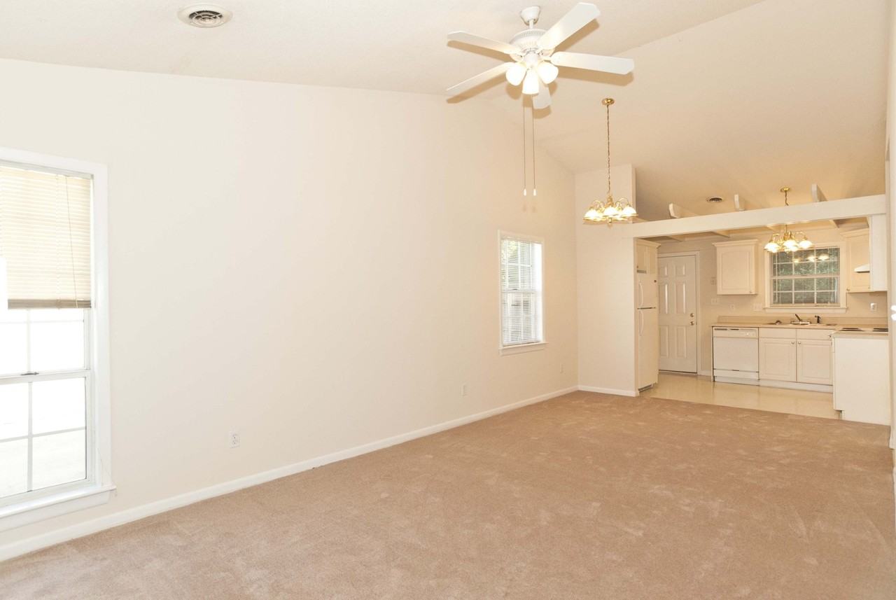 721 Varsity Dr - Photo 3 of 8