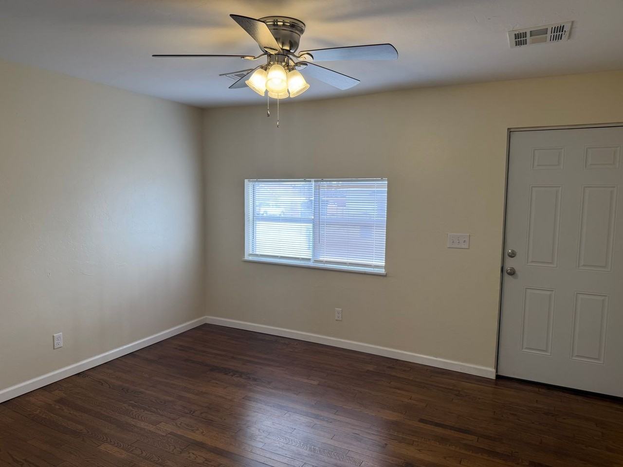 1416 N Oklahoma Ave - Photo 3 of 8