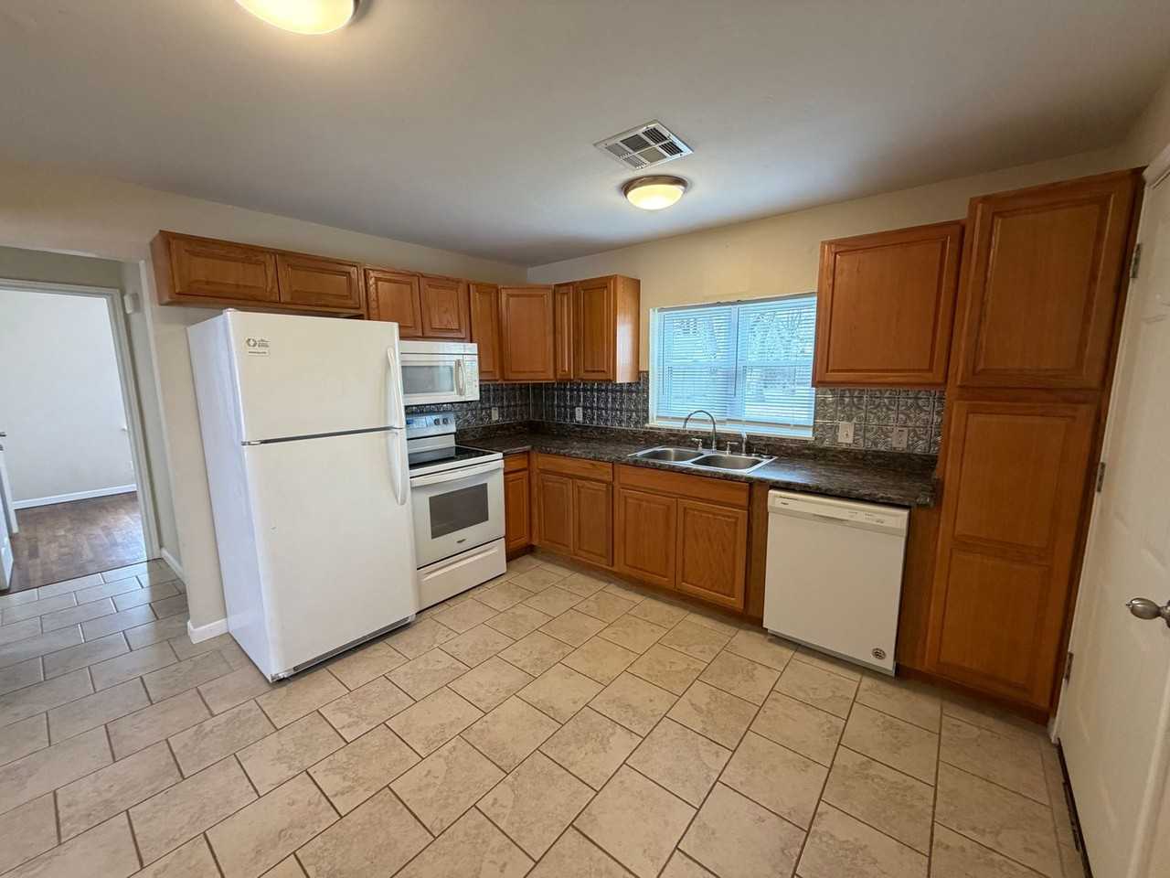 1416 N Oklahoma Ave - Photo 4 of 8