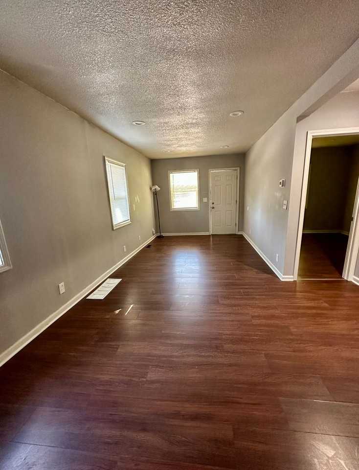 6237 E 12th St - Photo 4 of 10