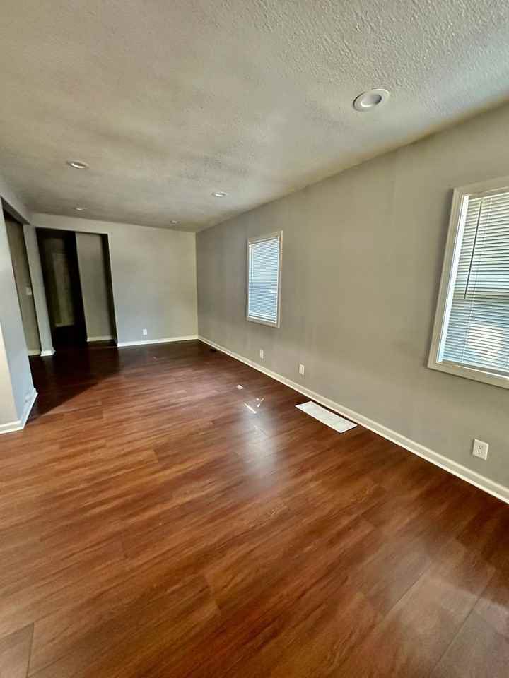 6237 E 12th St - Photo 5 of 10