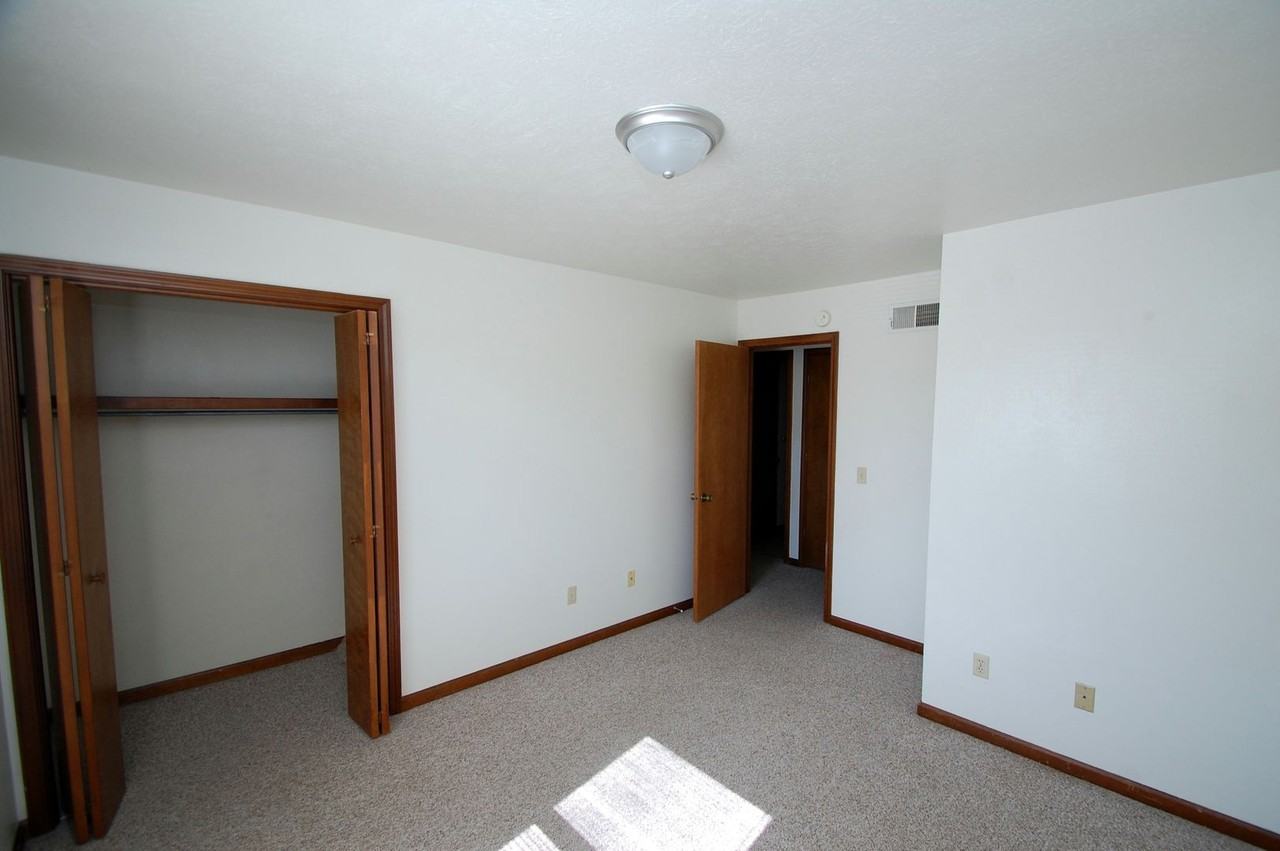 517 S Silverwood Ln #E - Photo 4 of 11