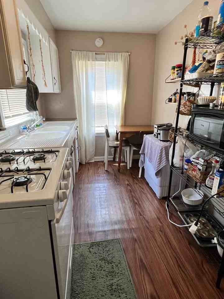 312 S Summit St - Photo 2 of 4