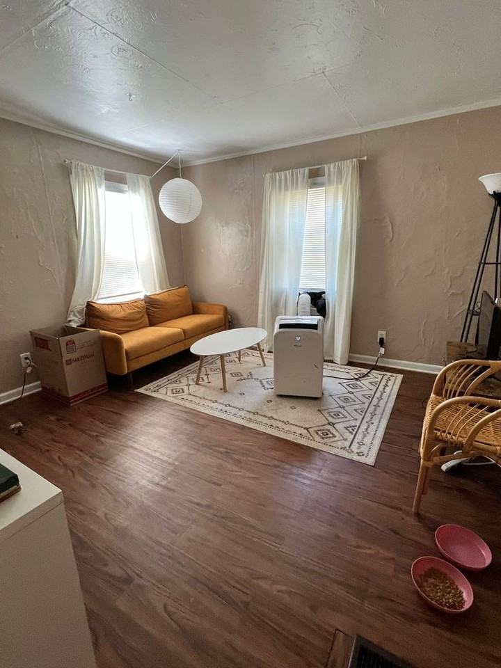 312 S Summit St - Photo 3 of 4