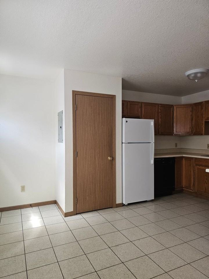 725 4th St - Photo 4 of 15