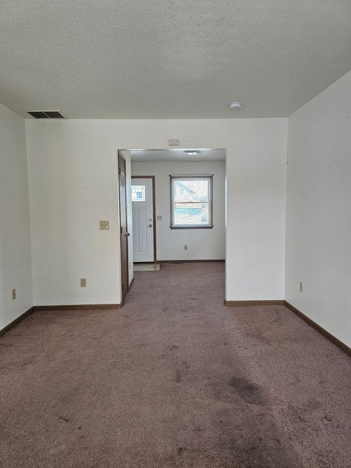 725 4th St - Photo 5 of 15