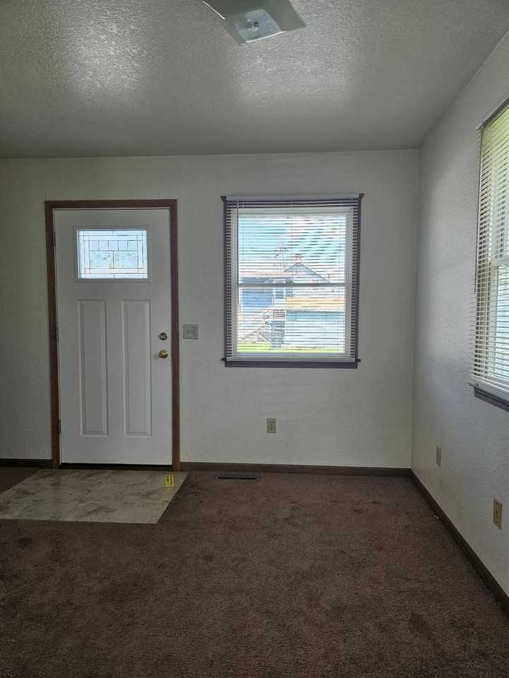 725 4th St - Photo 7 of 15