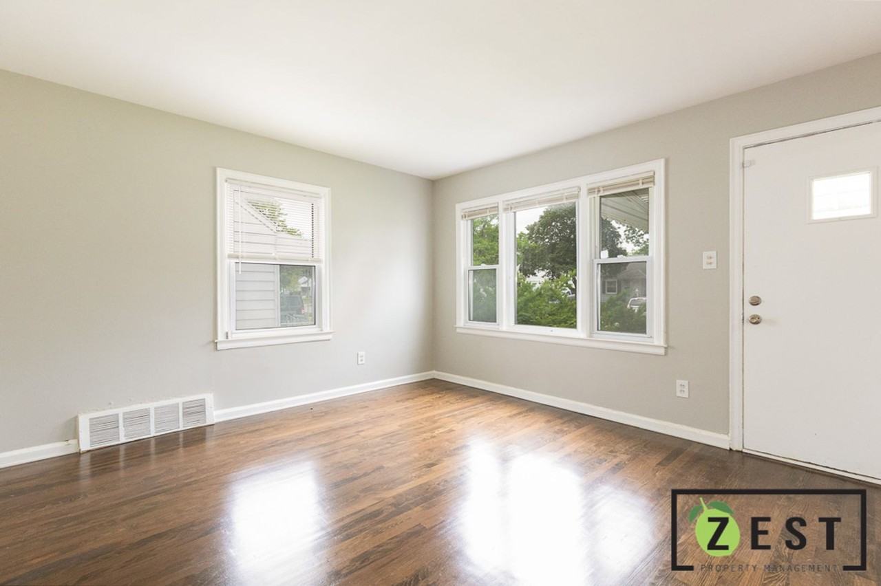 19366 Woodside St - Photo 4 of 32