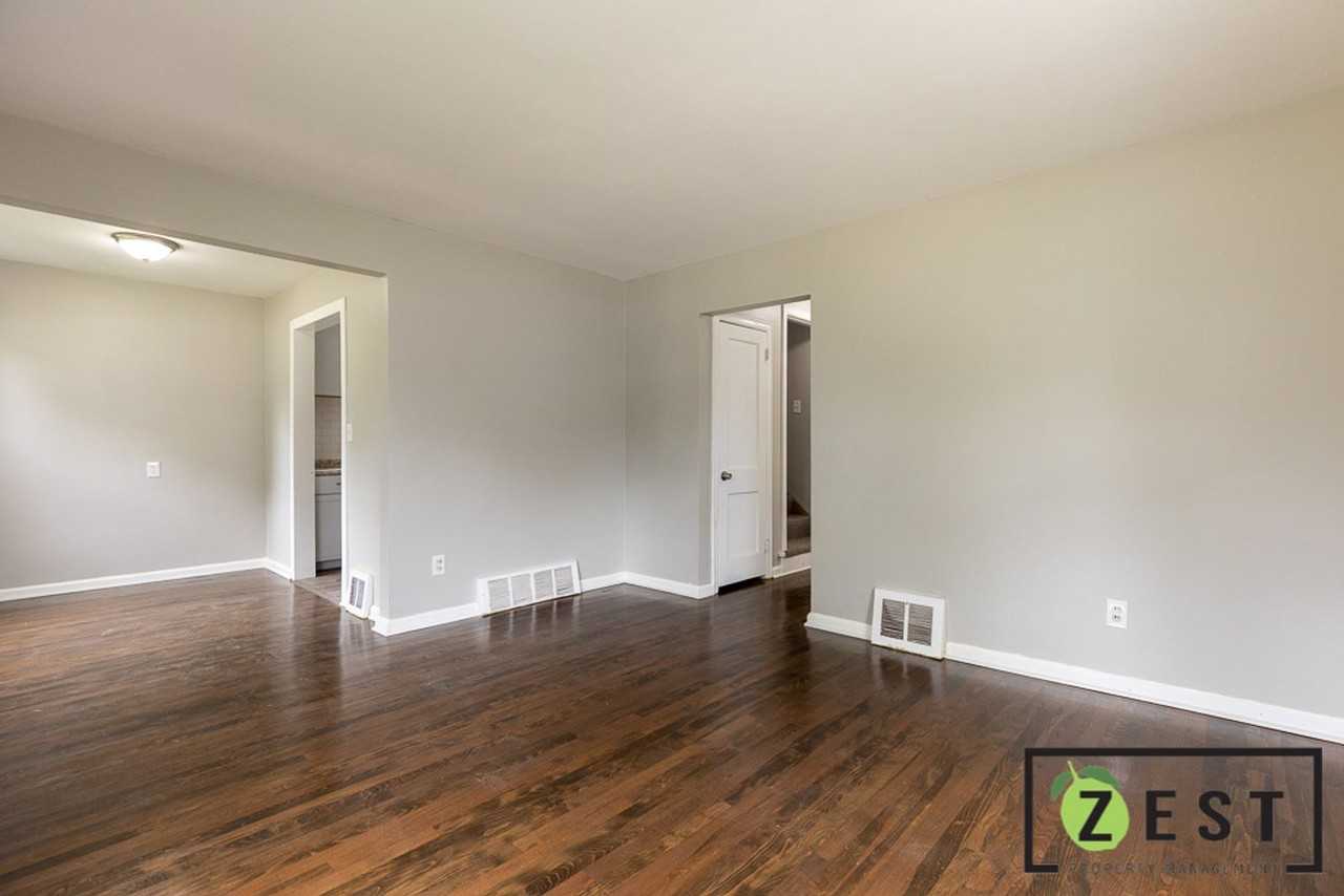 19366 Woodside St - Photo 5 of 32