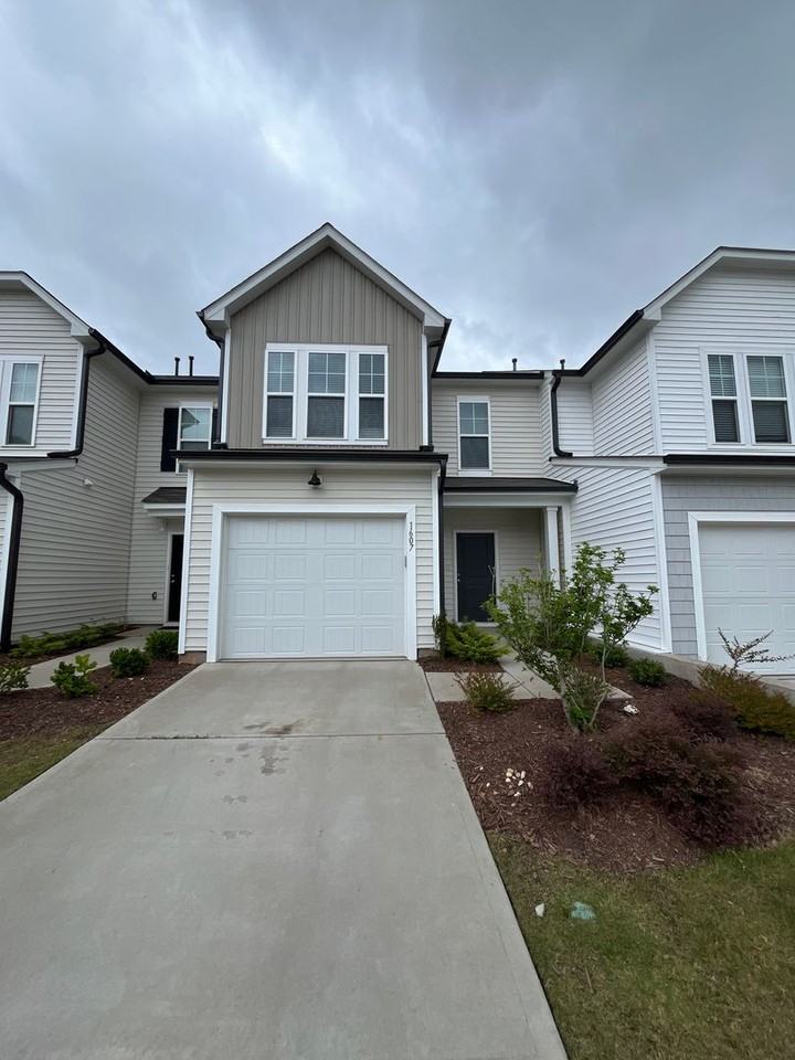 1607 Glacier Dr - Photo 2 of 11