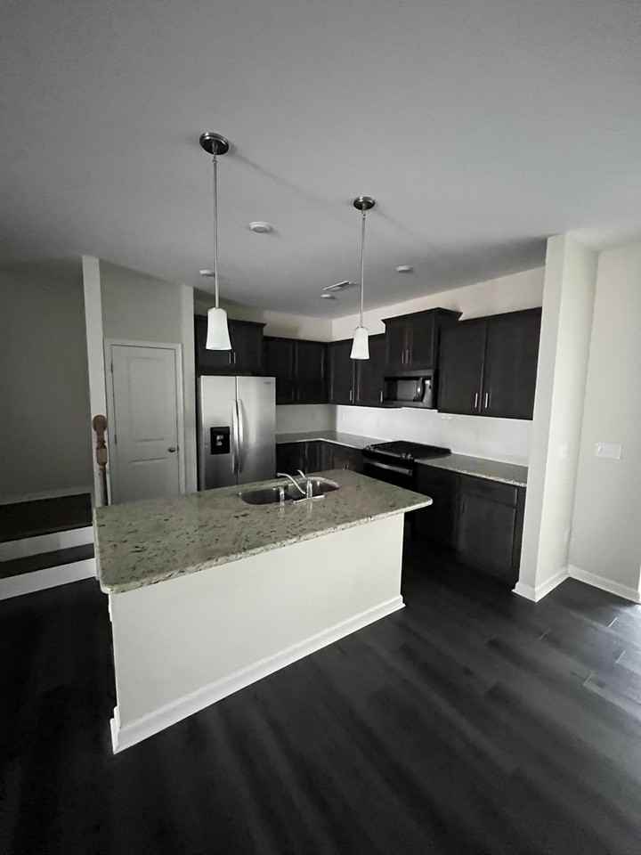 1607 Glacier Dr - Photo 4 of 11