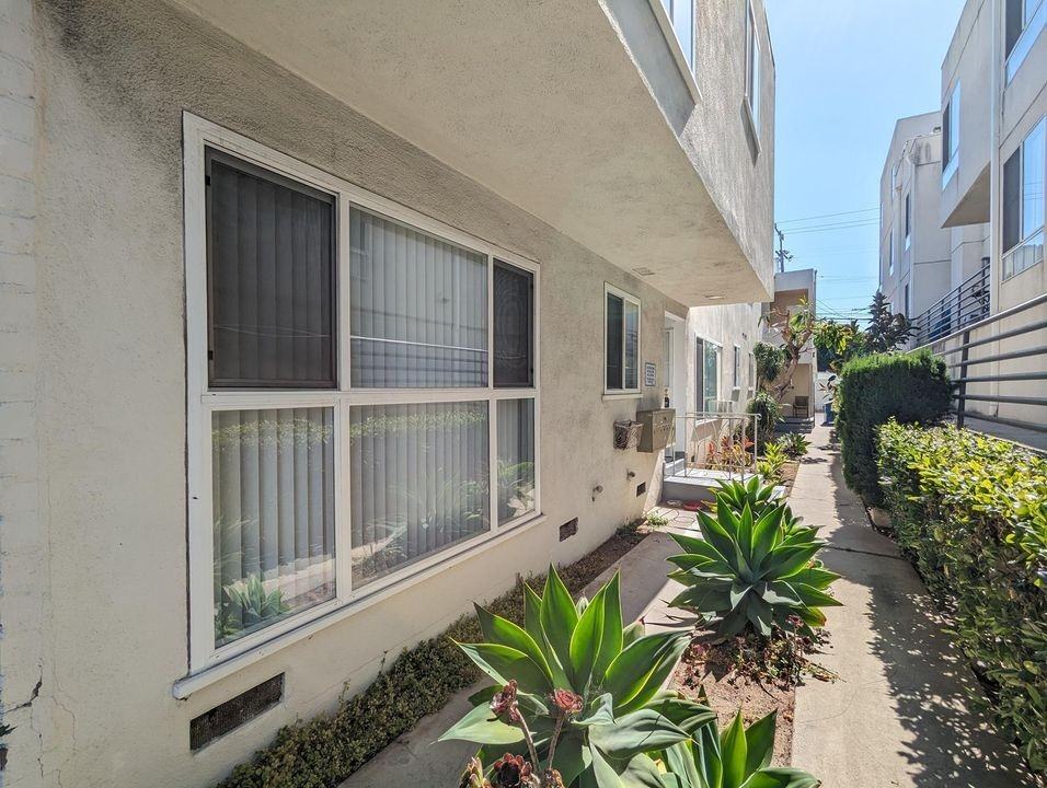 1130 S Clark Dr - Photo 3 of 36