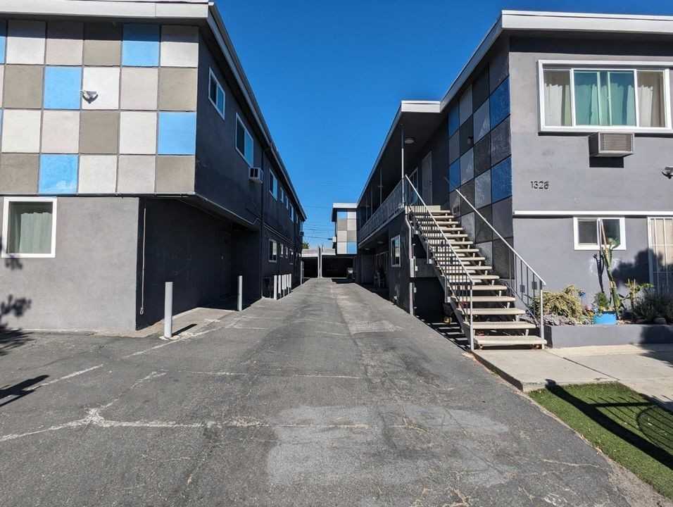 1328 Gordon St - Photo 2 of 5