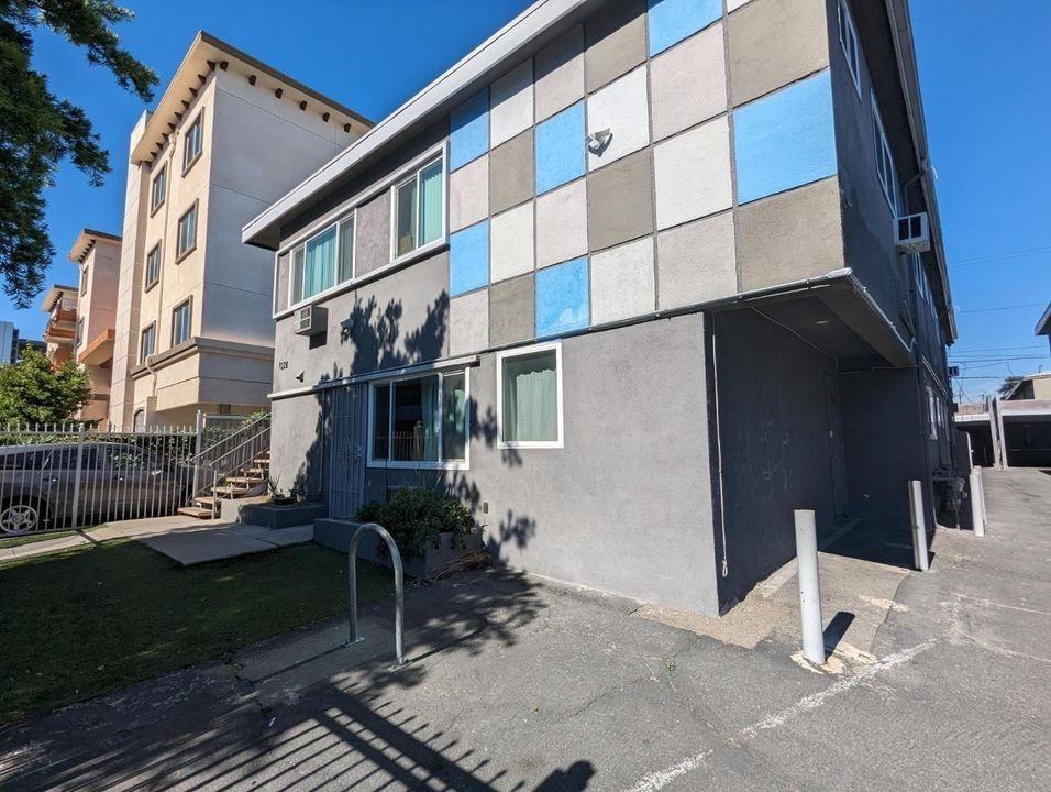 1328 Gordon St - Photo 3 of 5