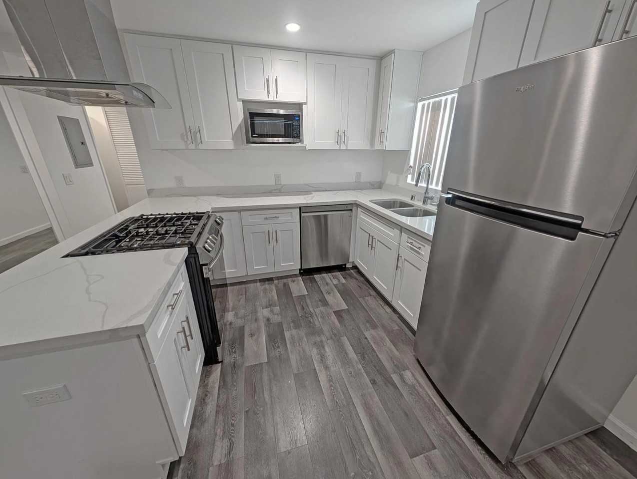 4530 Whitsett Ave - Photo 6 of 48