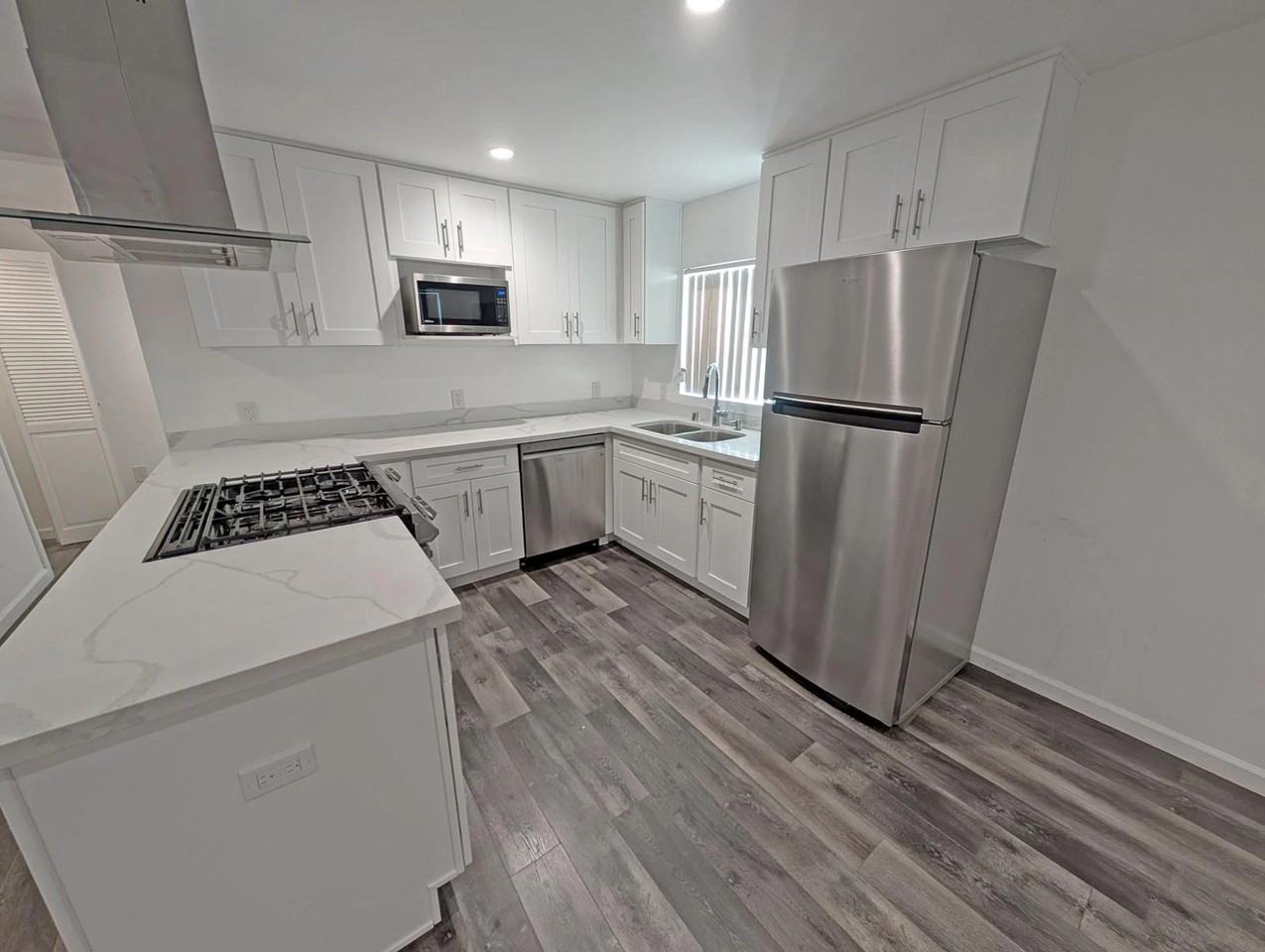 4530 Whitsett Ave - Photo 7 of 48