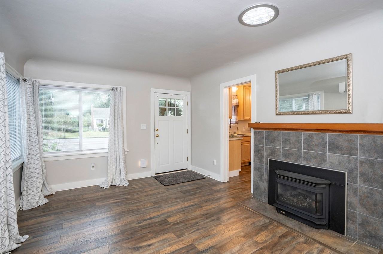 205 Regents Blvd - Photo 6 of 29