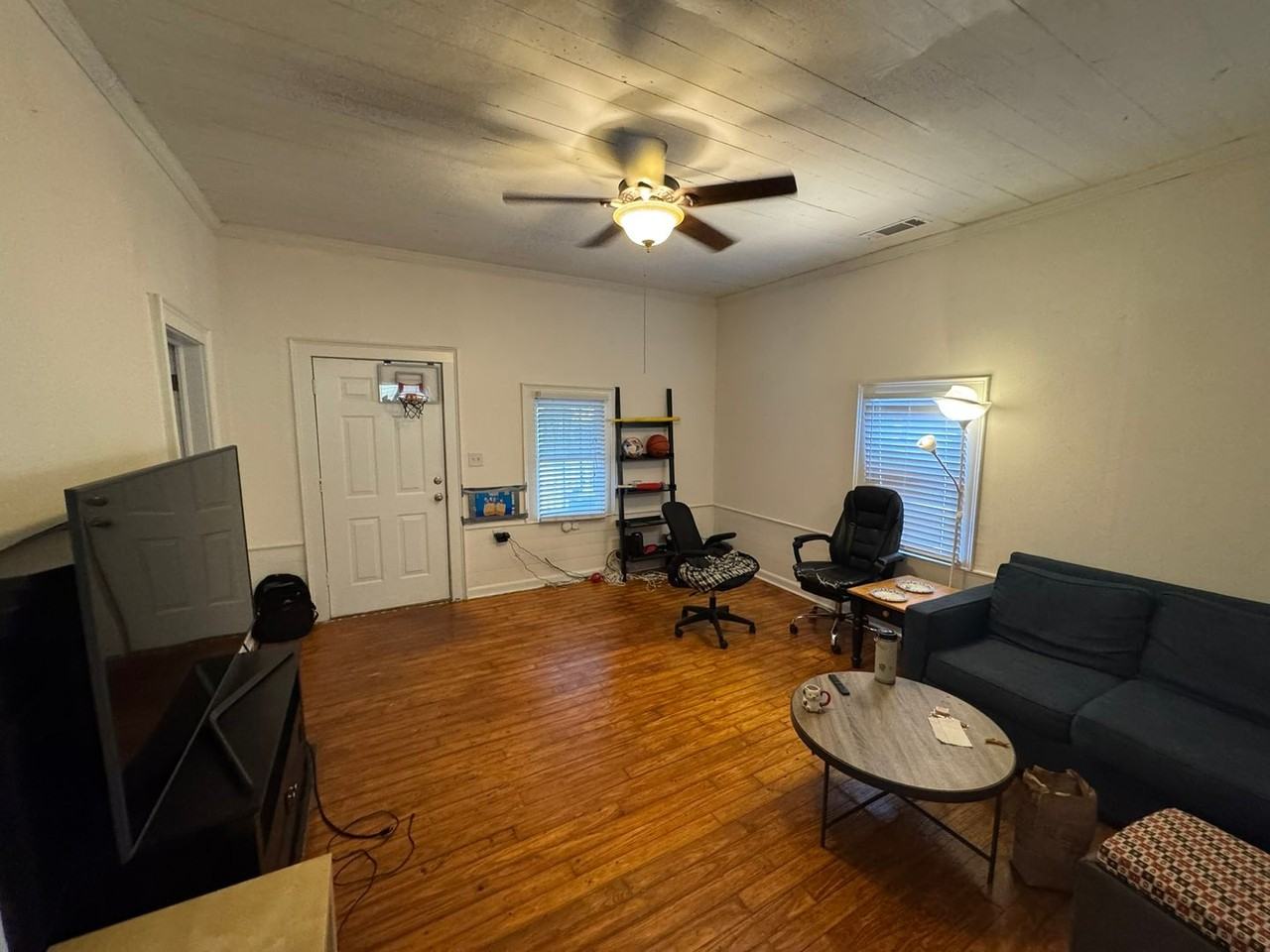 1423 E Broad St - Photo 2 of 11