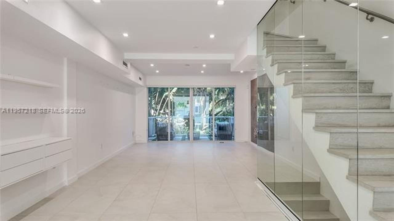 455 455 NE 39th St th 304 - Photo 2 of 13