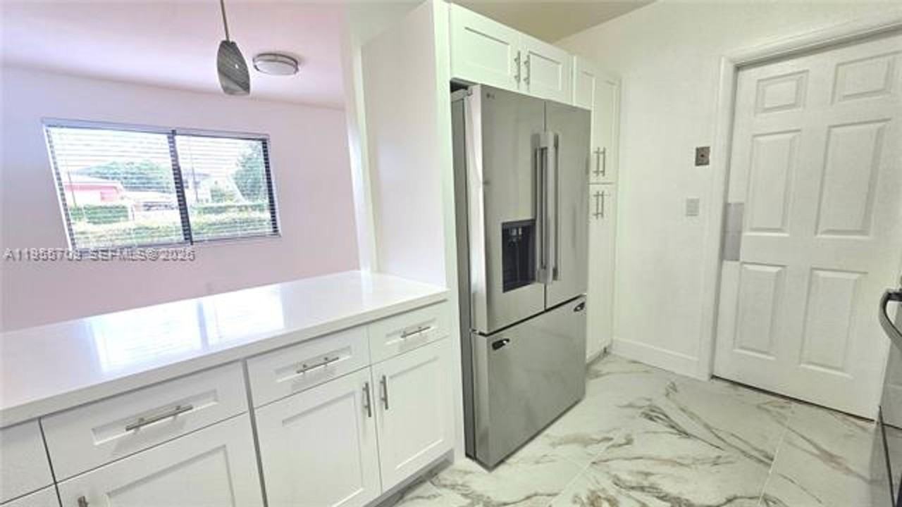 2440 Sw 64th Ave #0 - Photo 5 of 12