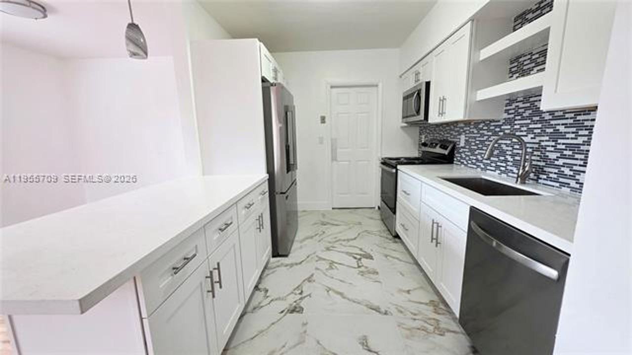 2440 Sw 64th Ave #0 - Photo 7 of 12