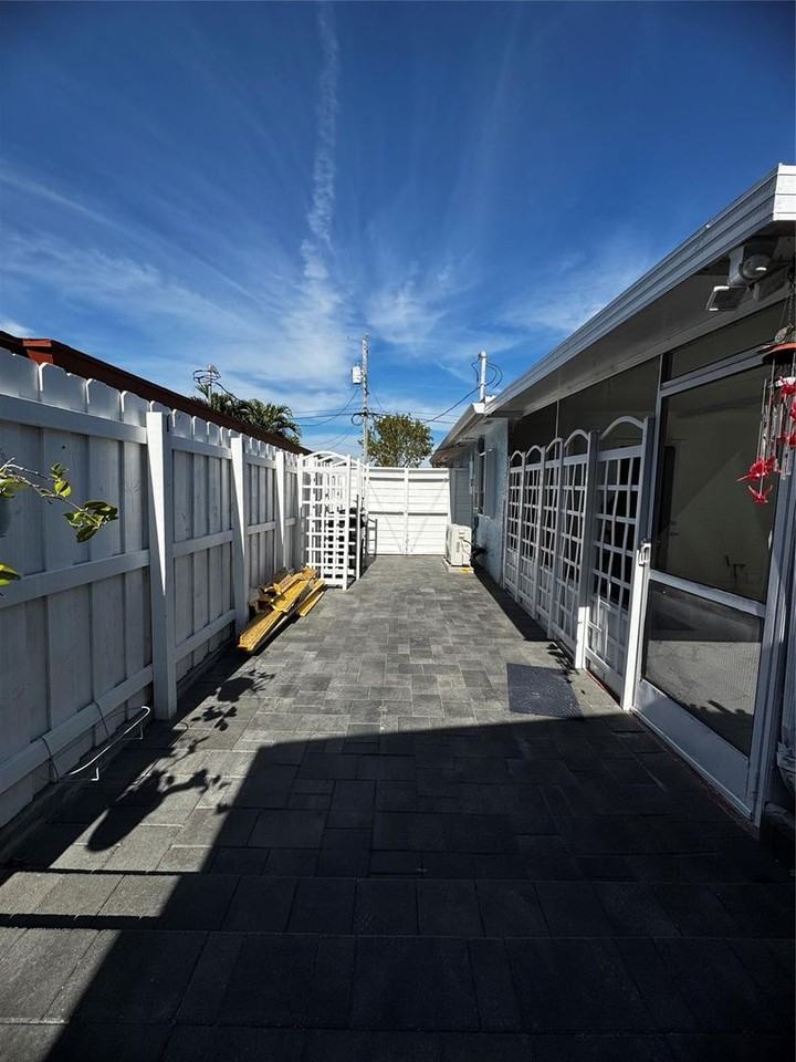 4250 Nw 9th Ct - Photo 4 of 19