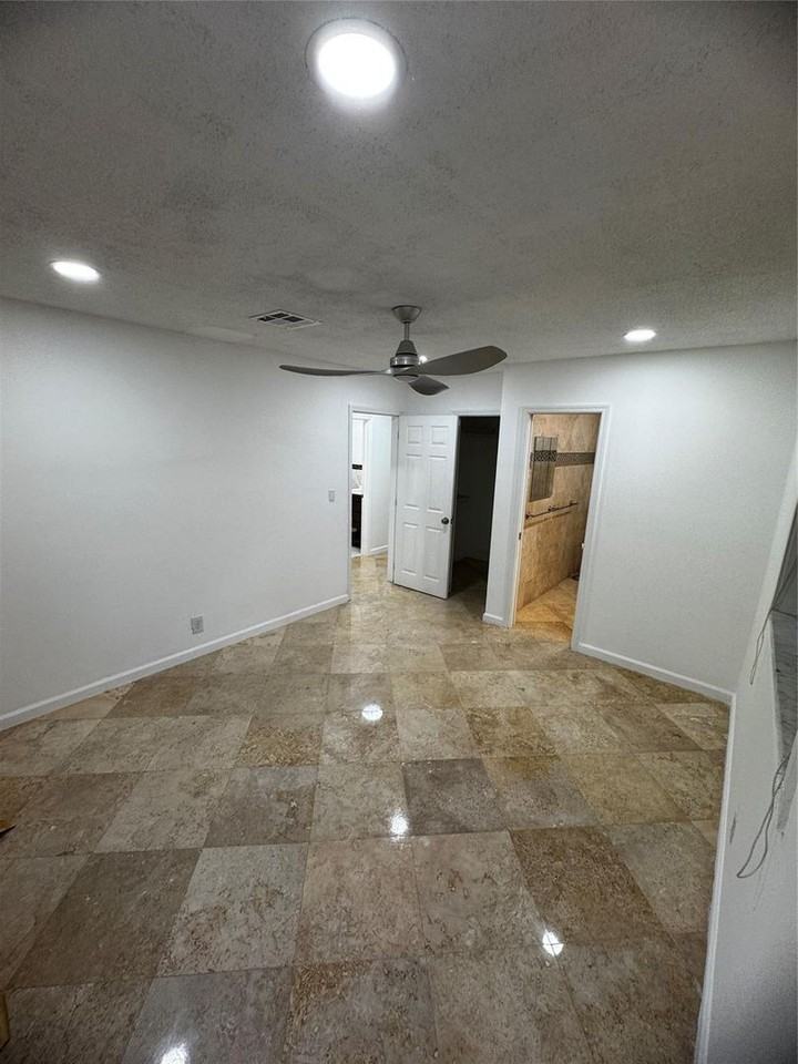 4250 Nw 9th Ct - Photo 7 of 19