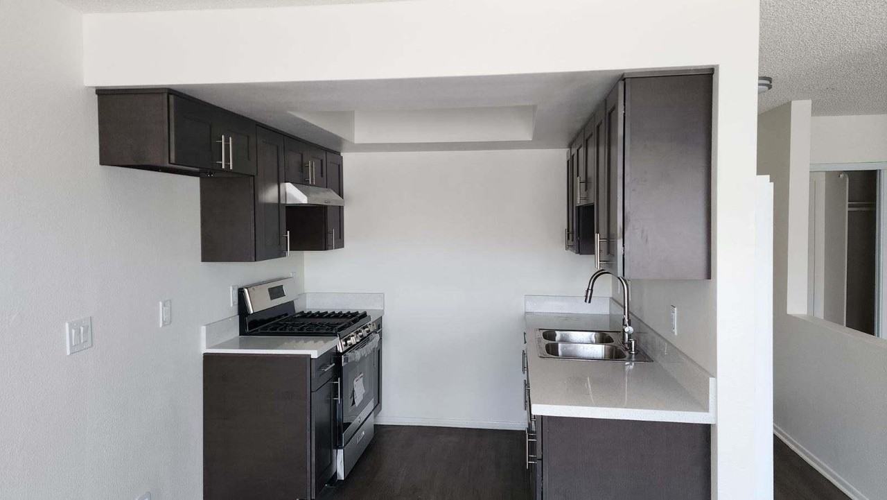 663 W 5th St - Photo 4 of 10