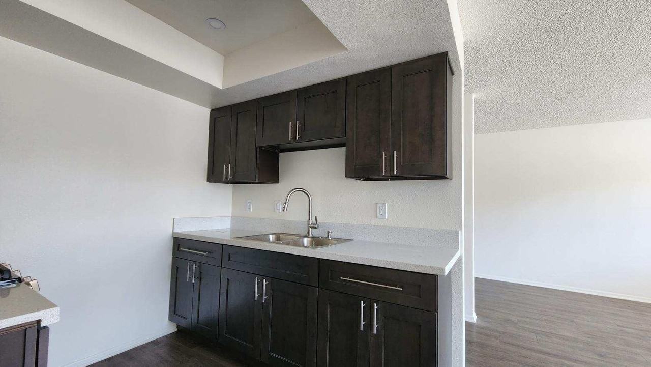 663 W 5th St - Photo 7 of 10