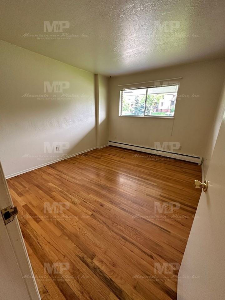 1101 S Bryan Ave - Photo 2 of 12