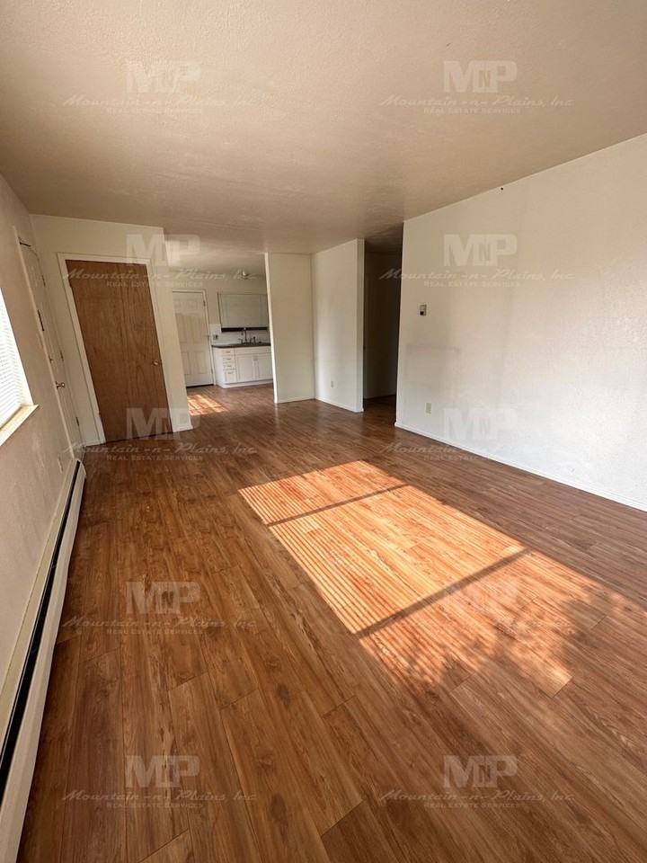 1101 S Bryan Ave - Photo 3 of 12