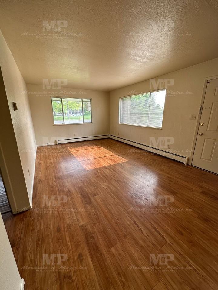 1101 S Bryan Ave - Photo 4 of 12