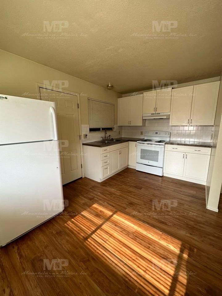 1101 S Bryan Ave - Photo 5 of 12