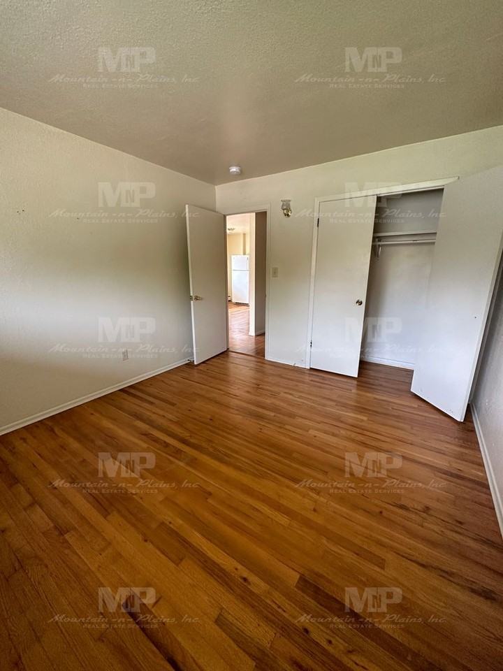 1101 S Bryan Ave - Photo 6 of 12